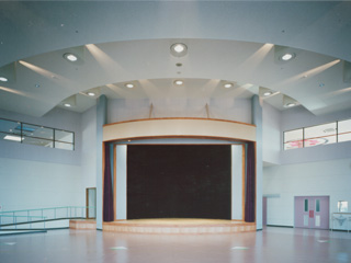 施設案内：多目的ホール（２００人収容可能）の写真